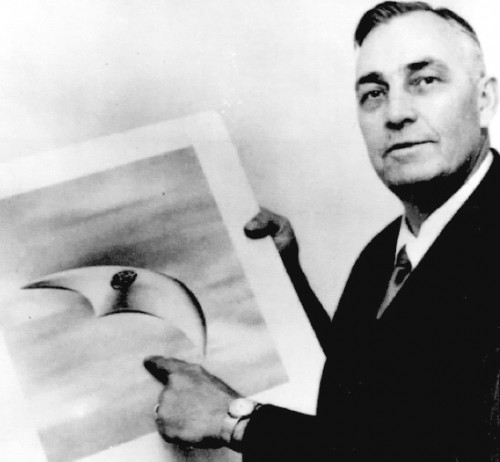 Kenneth Arnold and crescent-shaped aircraft.